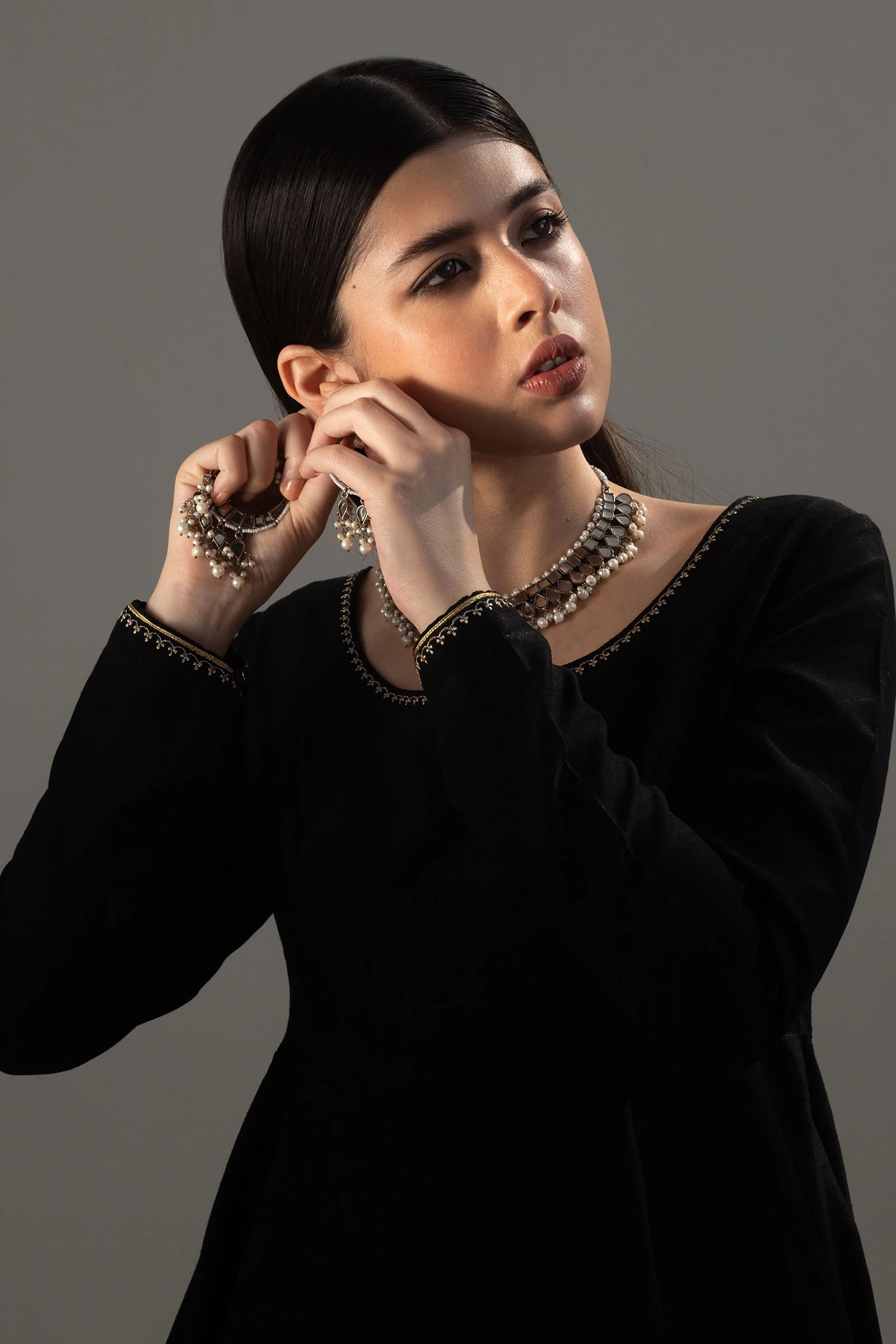 SILVER PLATED KUNDAN CHOKER - Image 4